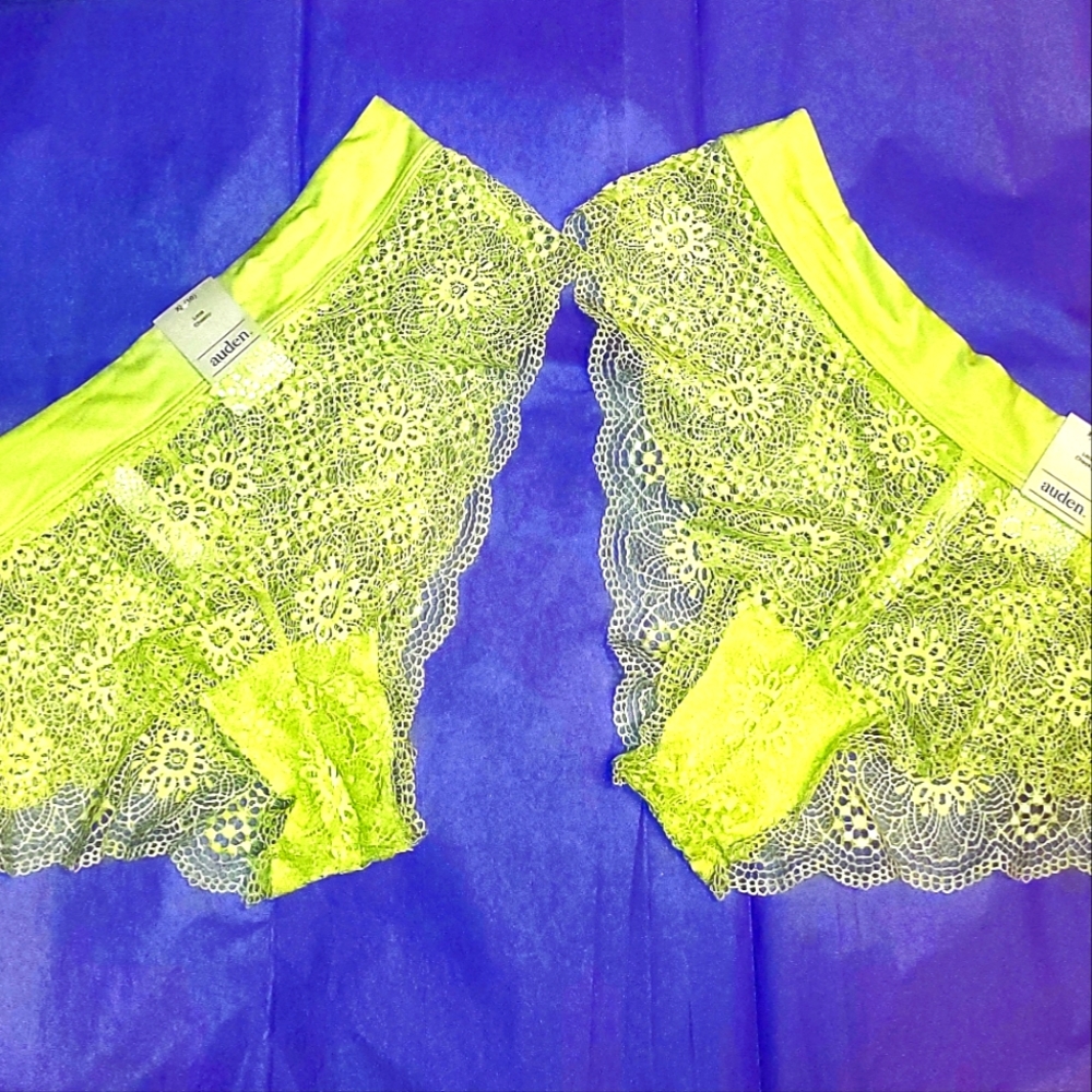 Lace cheeky panties